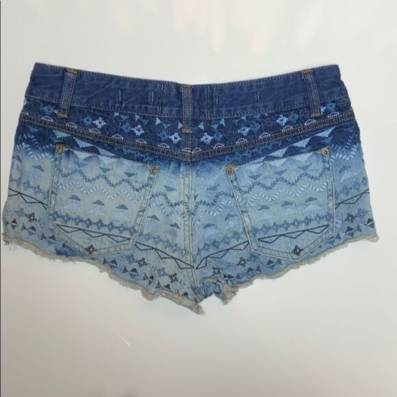 Embroidered Parisian hot pants jean shorts. Frayed hem, acid wash. - Picture 2 of 6
